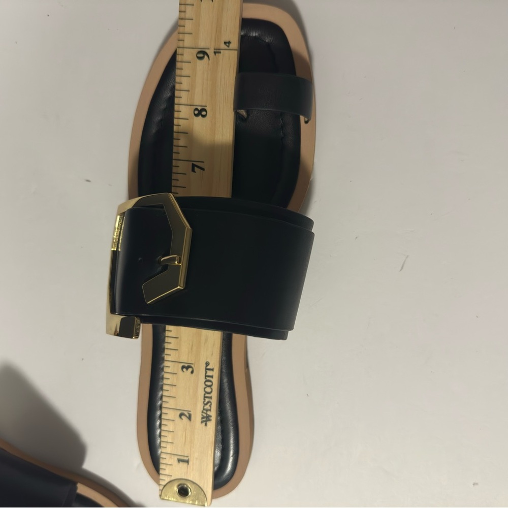 Louise et Cie Altan Sandals Leather Toe Ring
Black with Gold Buckle Preppy 8.5 - Picture 6 of 14